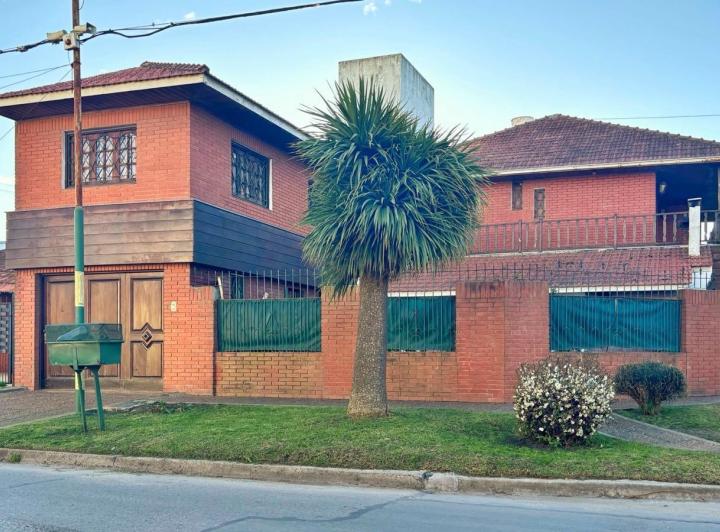 Casa · 5 Ambientes · 2 Cocheras