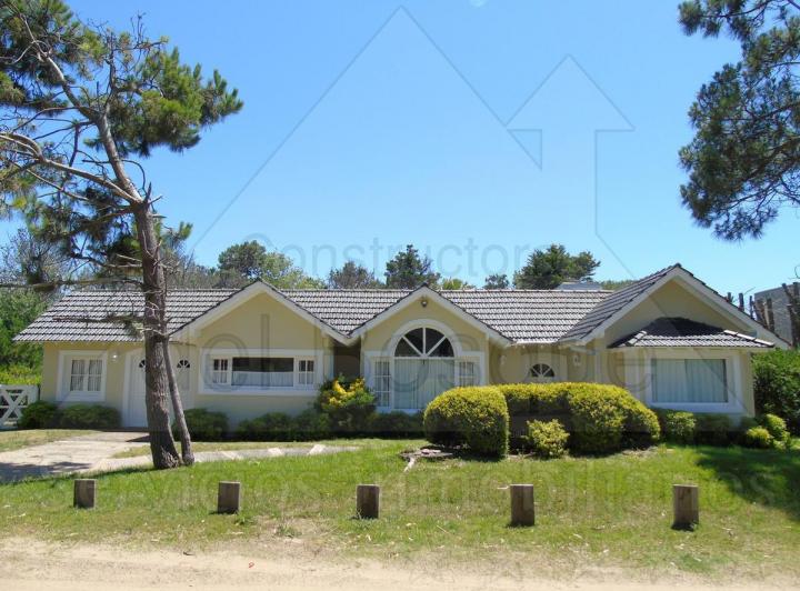 Casa · 163m² · 4 Ambientes · 1 Cochera