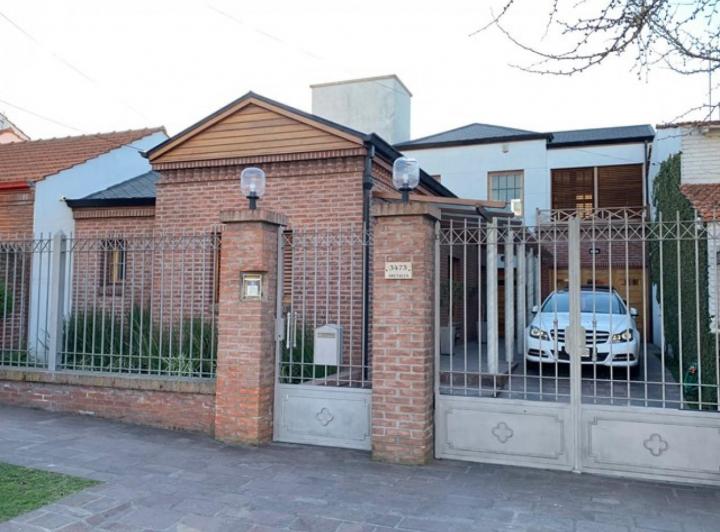 Casa · 210m² · 5 Ambientes · 2 Cocheras