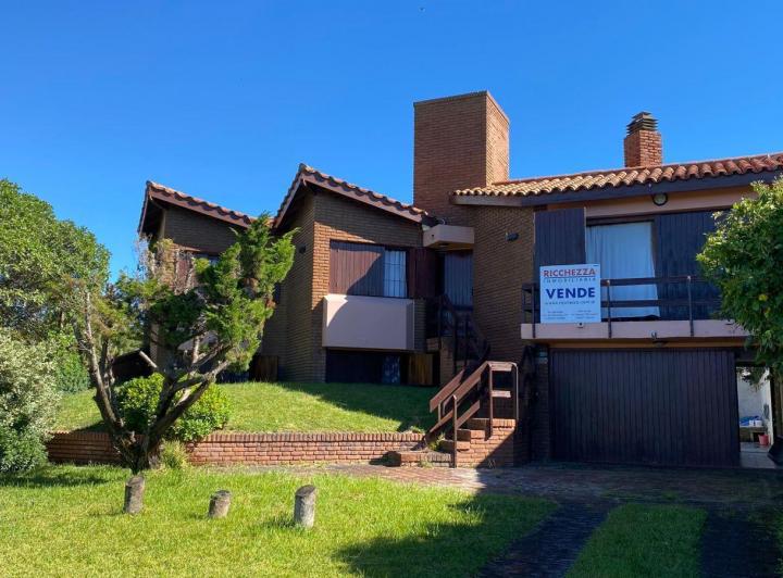 Casa · 375m² · 5 Ambientes · 2 Cocheras