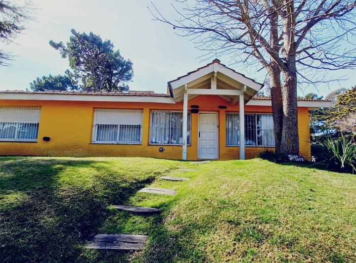 Casa · 200m² · 4 Ambientes · 2 Cocheras