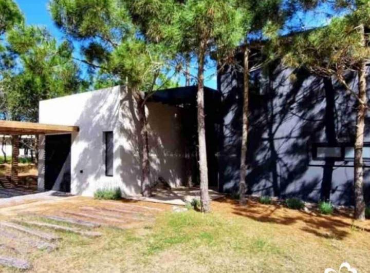 Casa · 330m² · 8 Ambientes · 1 Cochera