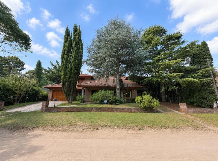 Casa · 360m² · 7 Ambientes · 1 Cochera