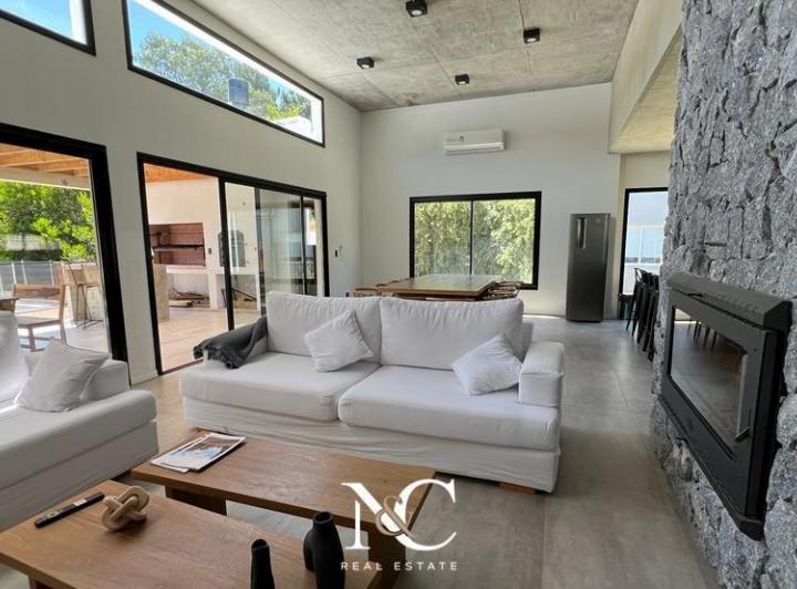 Casa · 220m² · 5 Ambientes