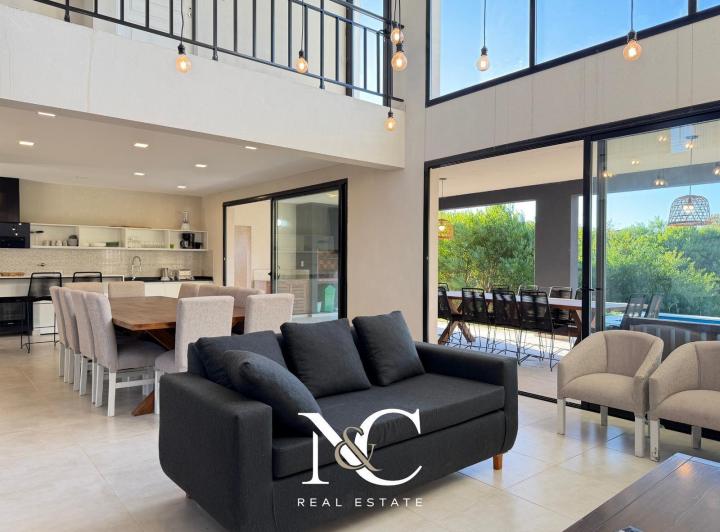 Casa · 280m² · 5 Ambientes · 1 Cochera