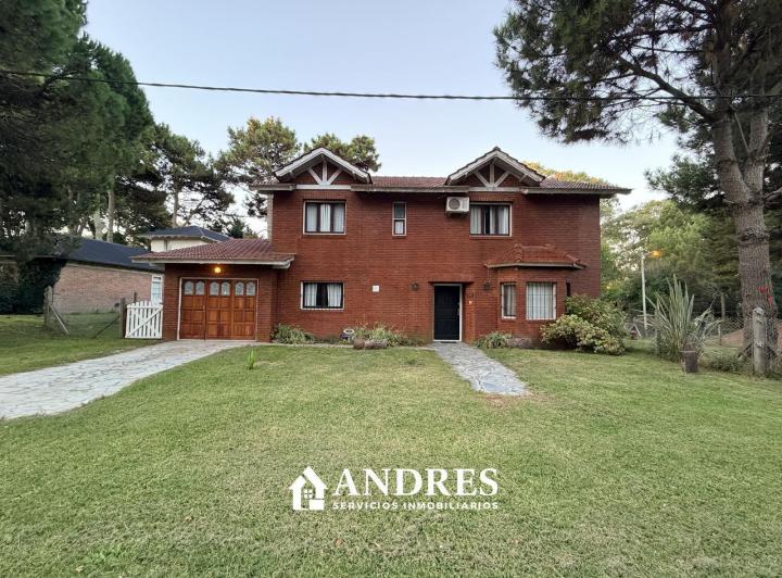 Casa · 219m² · 5 Ambientes · 2 Cocheras
