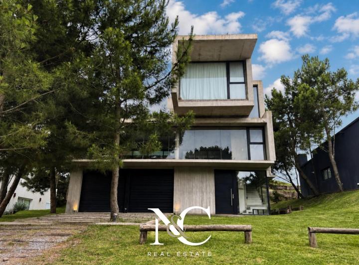 Casa · 370m² · 6 Ambientes · 2 Cocheras