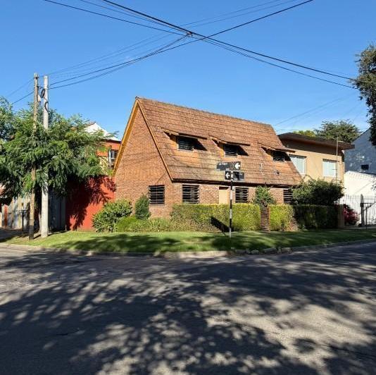 Casa · 180m² · 4 Ambientes · 4 Cocheras
