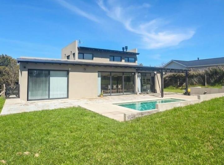 Casa · 935m² · 2 Dormitorios · 4 Cocheras