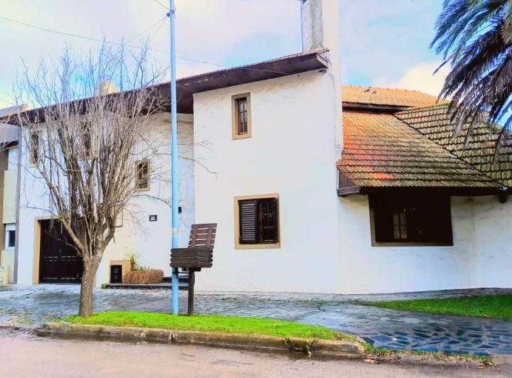 Casa · 230m² · 5 Ambientes · 2 Cocheras