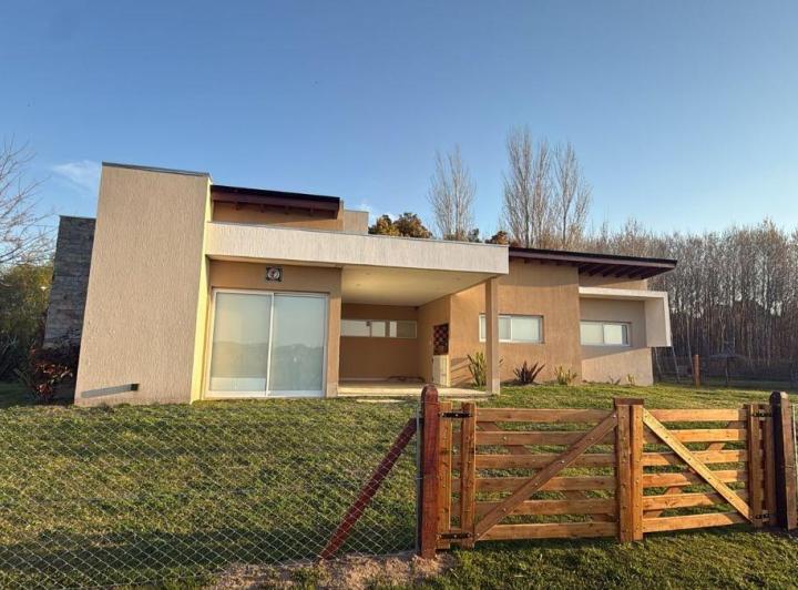 Casa · 90m² · 4 Ambientes · 1 Cochera