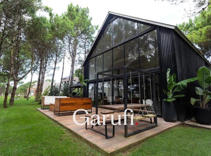Casa · 220m² · 5 Ambientes · 1 Cochera