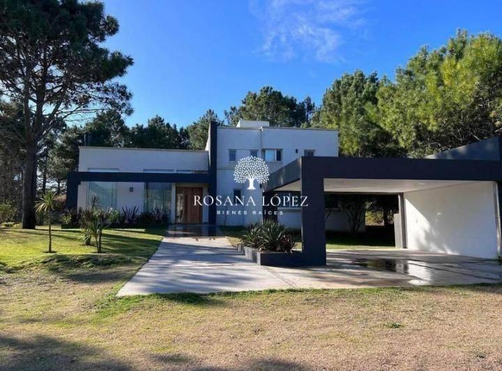 Casa · 370m² · 6 Ambientes · 1 Cochera
