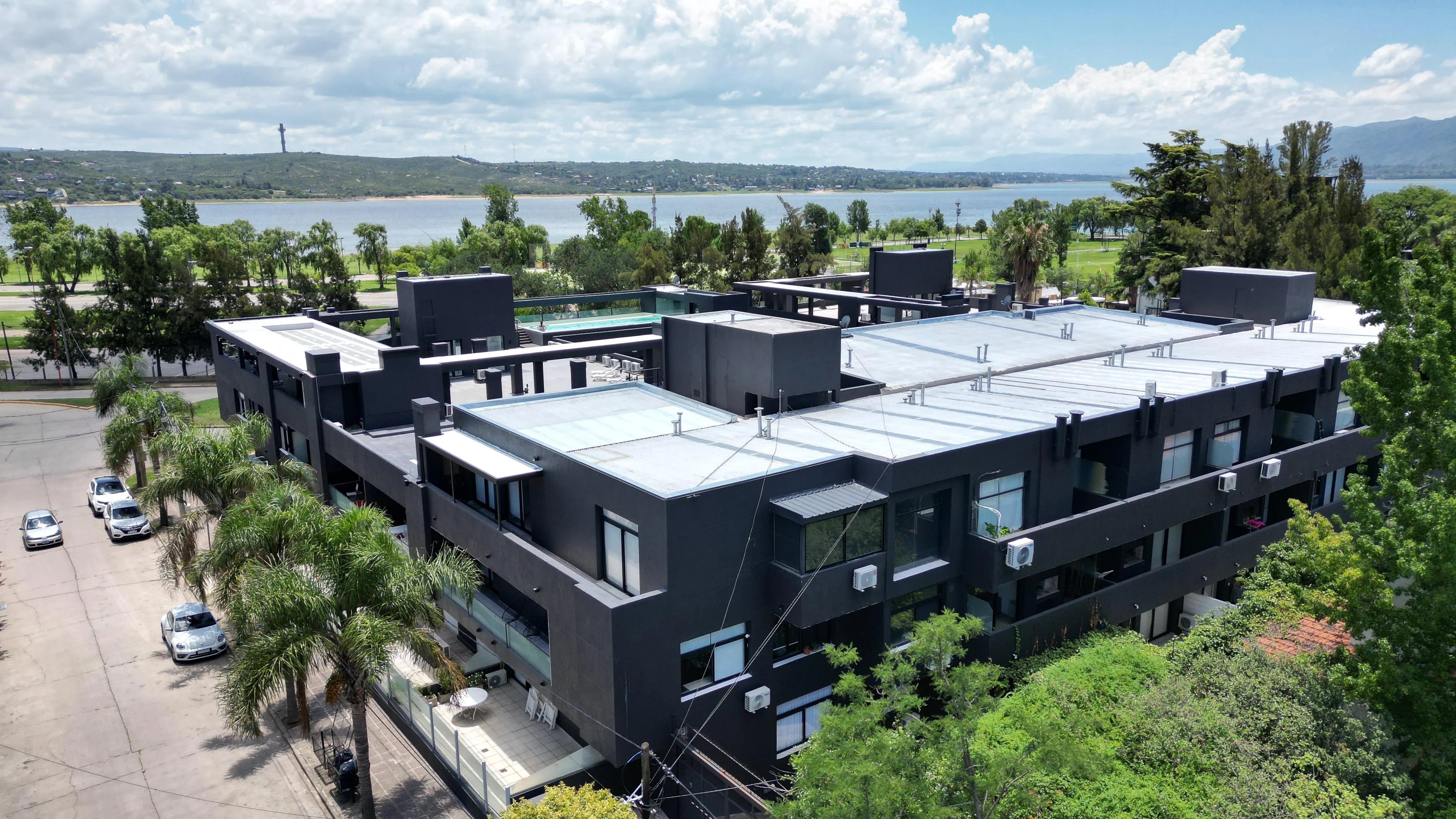Departamento Dúplex Frente al Lago en Barrio Santa Rita con Cochera y Pileta
