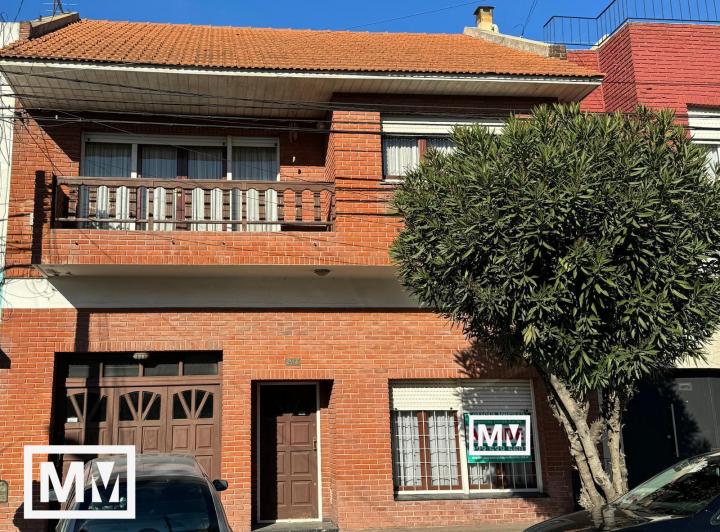 Casa · 230m² · 4 Ambientes · 1 Cochera