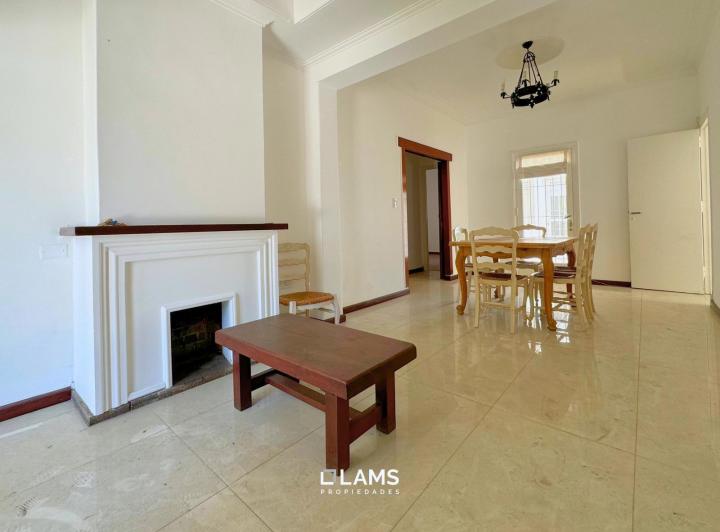 Casa · 245m² · 4 Ambientes · 1 Cochera