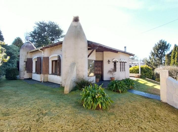 Casa · 200m² · 6 Ambientes · 2 Cocheras