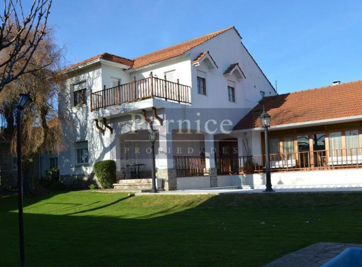 Casa · 550m² · 8 Ambientes