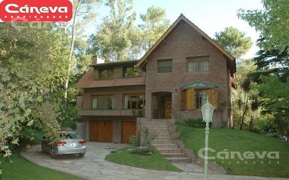 Casa · 300m² · 9 Ambientes · 2 Cocheras