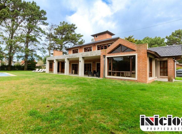 Casa · 420m² · 4 Ambientes · 1 Cochera