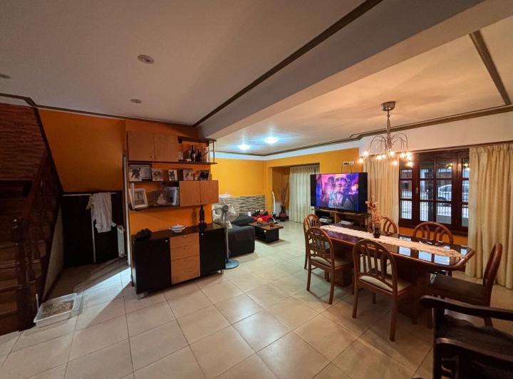 Casa · 320m² · 5 Ambientes · 4 Cocheras