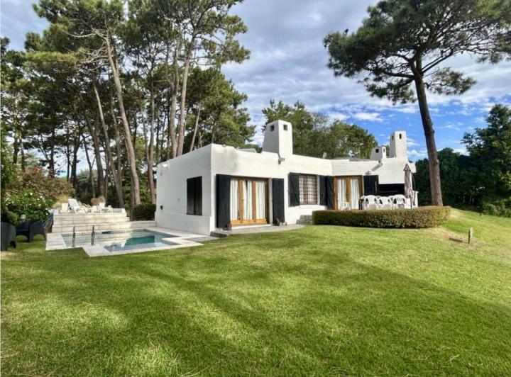 Casa · 1550m² · 4 Ambientes · 1 Cochera