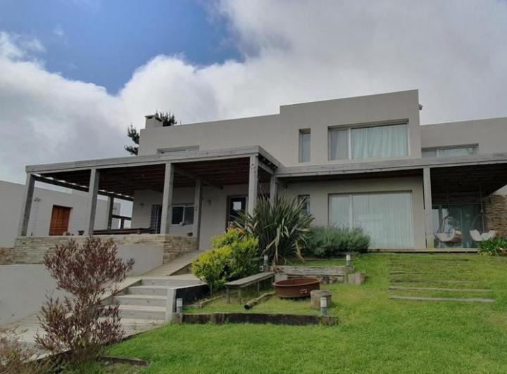 Casa · 330m² · 8 Ambientes