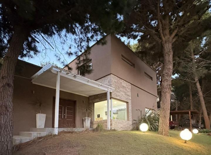 Casa · 320m² · 5 Ambientes · 1 Cochera