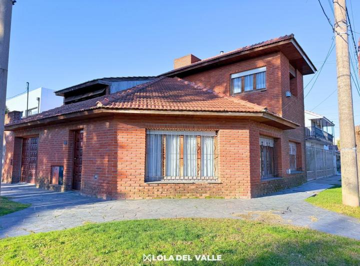 Casa · 160m² · 4 Ambientes · 2 Cocheras