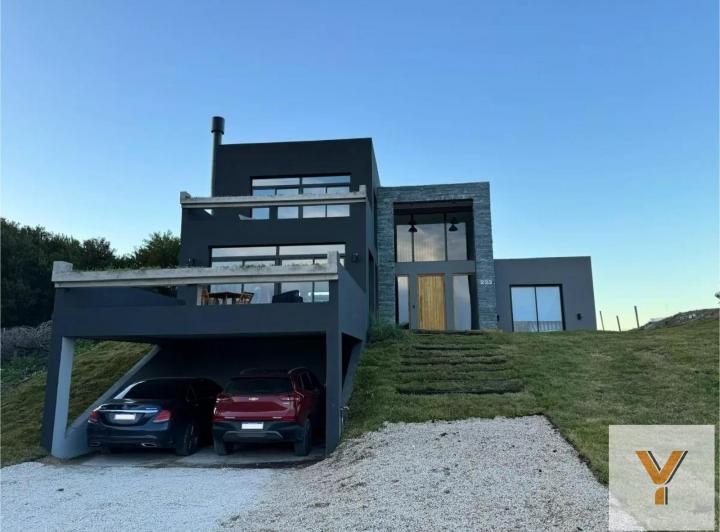 Casa · 232m² · 5 Ambientes · 2 Cocheras