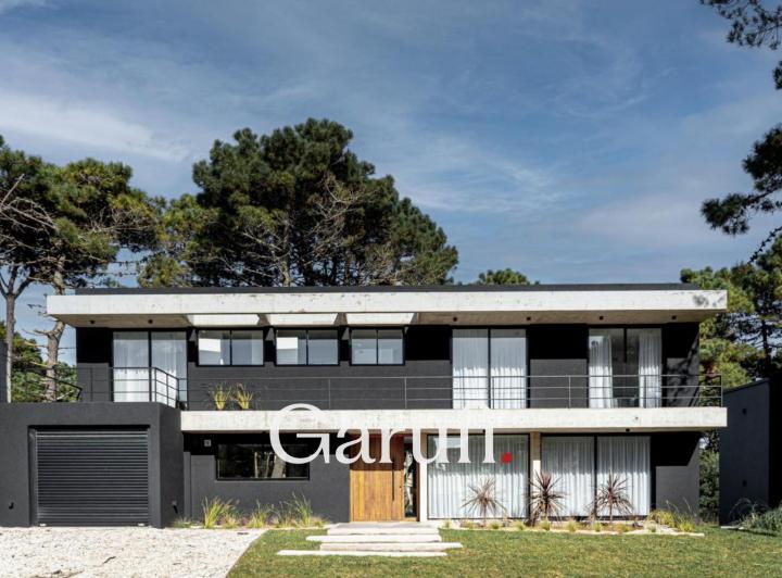 Casa · 275m² · 5 Ambientes · 1 Cochera