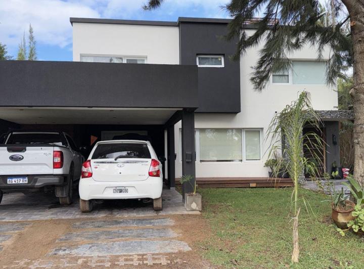 Casa · 180m² · 7 Ambientes · 2 Cocheras