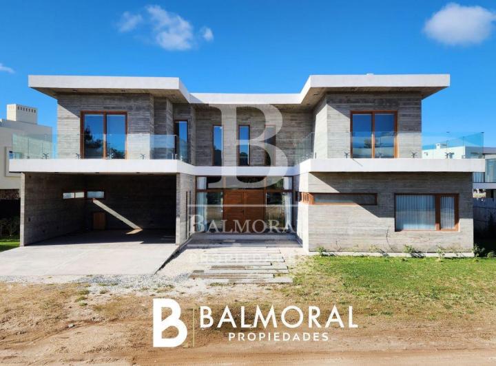 Casa · 530m² · 7 Ambientes · 2 Cocheras