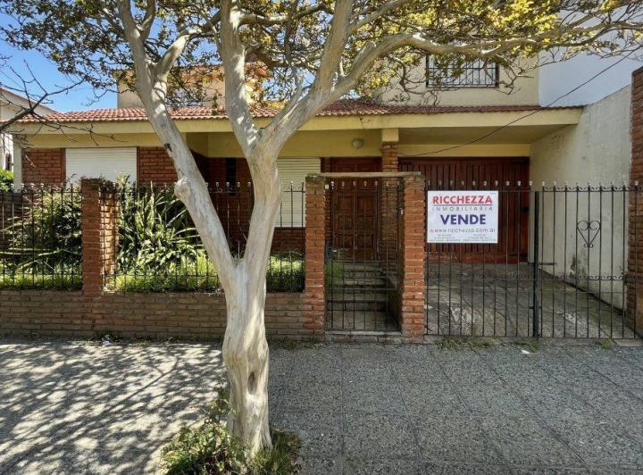 Casa · 130m² · 4 Ambientes · 1 Cochera