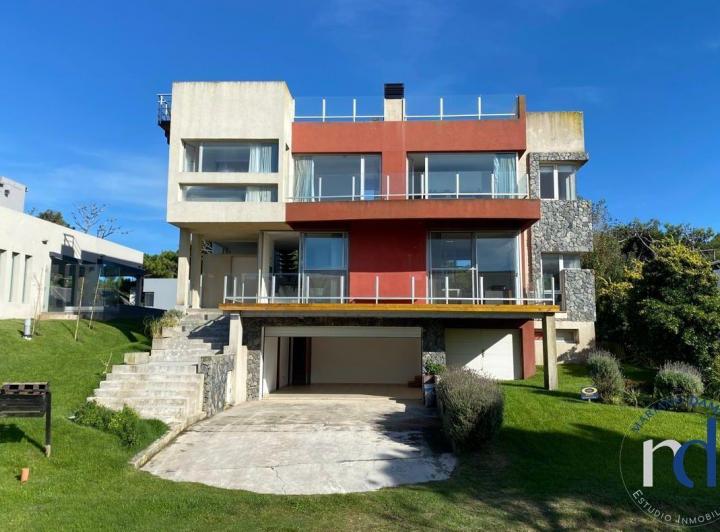 Casa · 298m² · 4 Ambientes · 1 Cochera