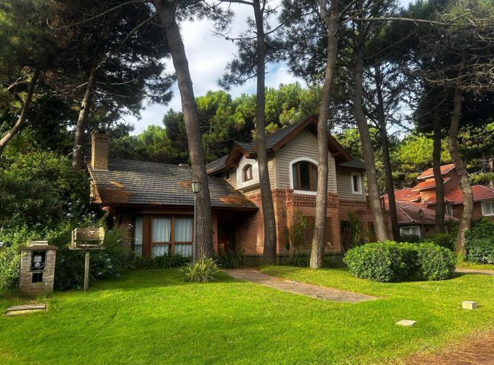 Casa · 210m² · 5 Ambientes · 2 Cocheras