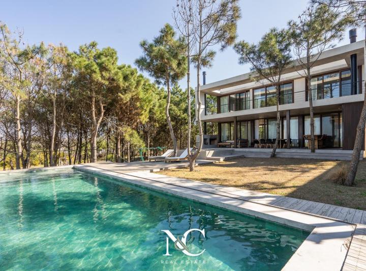 Casa · 616m² · 7 Ambientes · 3 Cocheras