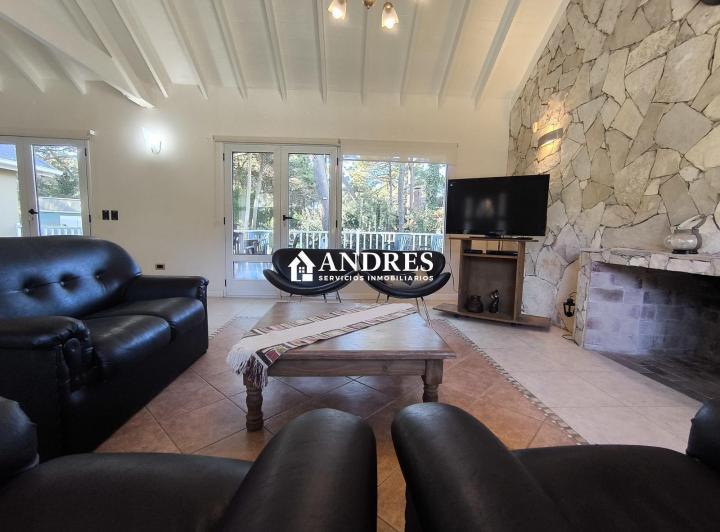 Casa · 210m² · 5 Ambientes · 2 Cocheras