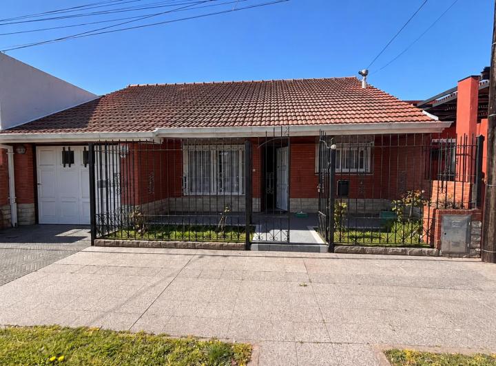 Casa · 160m² · 4 Ambientes · 1 Cochera