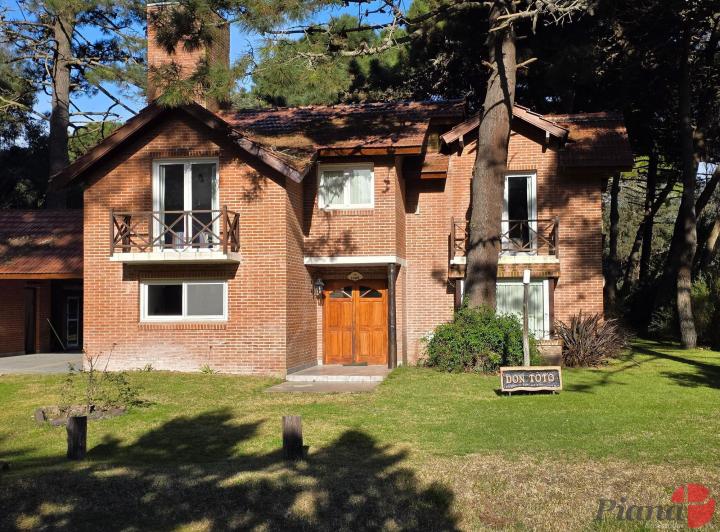 Casa · 383m² · 5 Dormitorios · 1 Cochera