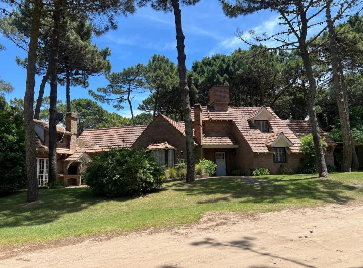 Casa · 200m² · 5 Ambientes · 1 Cochera
