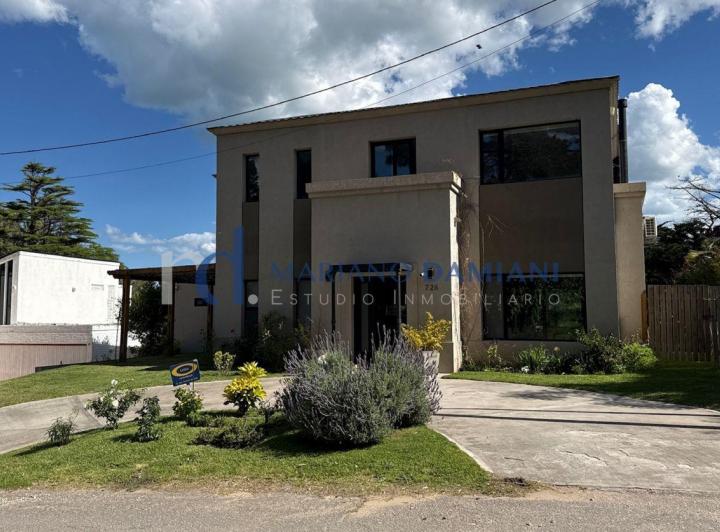 Casa · 228m² · 4 Ambientes · 1 Cochera
