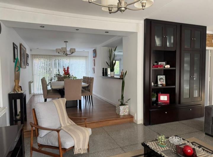 Casa · 230m² · 5 Ambientes · 1 Cochera