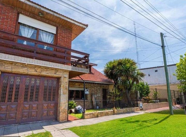 Casa · 230m² · 5 Ambientes · 1 Cochera