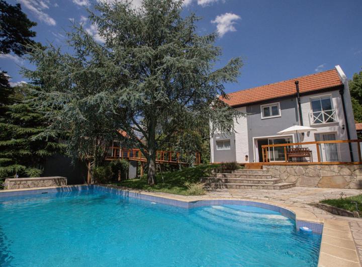 Casa · 320m² · 5 Ambientes · 2 Cocheras