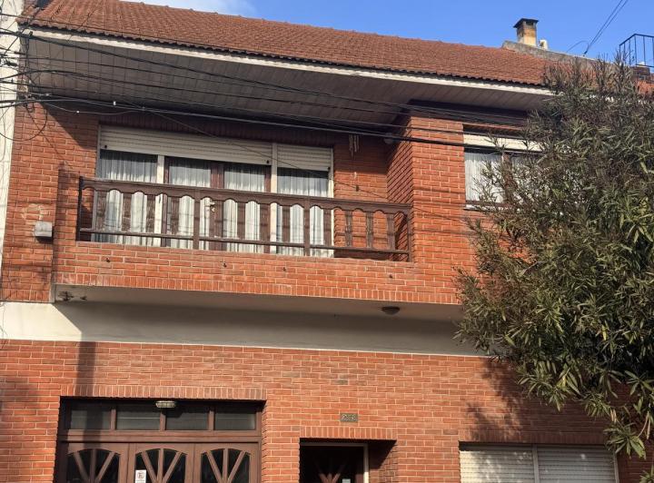 Casa · 242m² · 5 Ambientes · 2 Cocheras