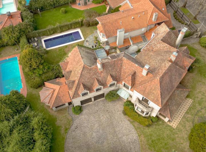 Casa · 700m² · 7 Ambientes · 4 Cocheras