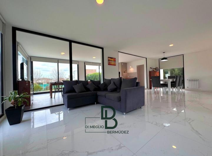 Casa · 170m² · 4 Ambientes · 3 Cocheras