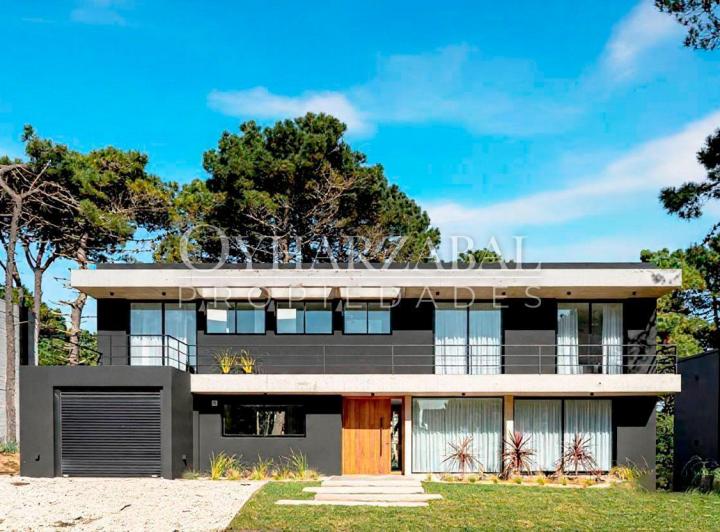 Casa · 275m² · 5 Ambientes · 2 Cocheras