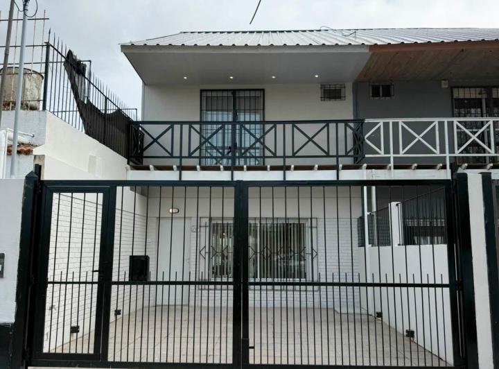 Casa · 80m² · 4 Ambientes · 2 Cocheras